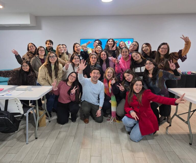 Los asistentes al curso de apraxia del habla y autismo posan junto al expositor al cierre de las dos jornadas en Temuco
