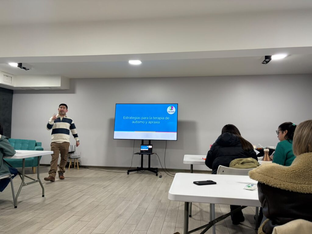 El fonoaudiólogo Sebastián Herrera expone ante los asistentes durante el curso de apraxia del habla y autismo en Temuco