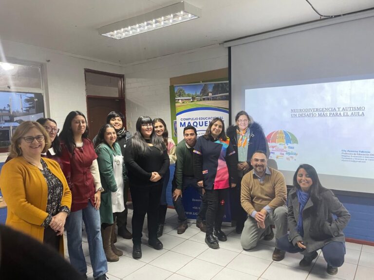 Elly Aravena junto a docentes de Enseñanza Media del Complejo Educacional Maquehue tras la charla sobre neurodivergencia y autismo.